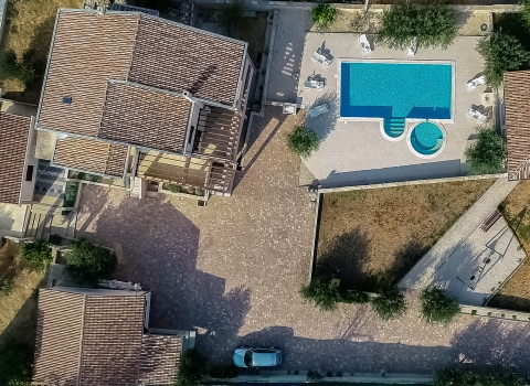 Fotografija dronom, kuća s bazenom za najam