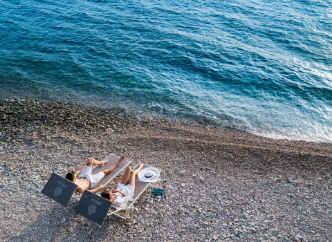 Reklamna fotografija snimana dronom, par na plaži