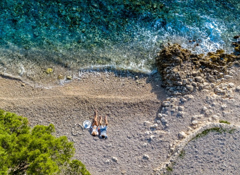 Reklamna fotografija snimana dronom, par na plaži